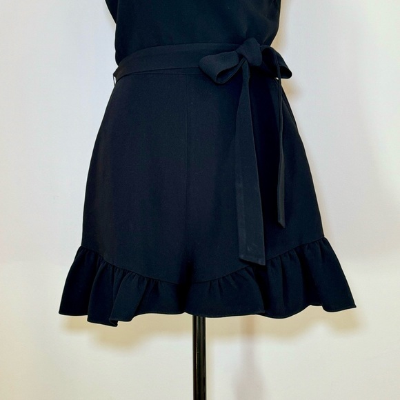 NWT Elizabeth and James Shenzie Black Sleeveless Romper Ruffle‎ v-neck Size 4 - Picture 4 of 9